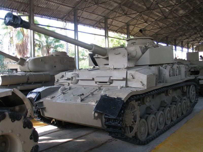 800px-Panzer-IV-batey-haosef.jpg