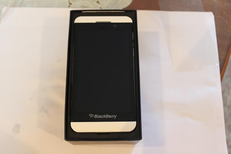 Cần bán BlackBerry Z10 3G trắng 98% fullbox (hình thật)