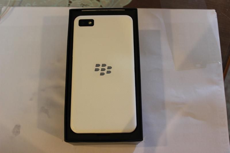Cần bán BlackBerry Z10 3G trắng 98% fullbox (hình thật) - 1
