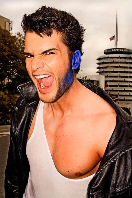 http://i137.photobucket.com/albums/q239/mofomic/MICHAEL-10.jpg